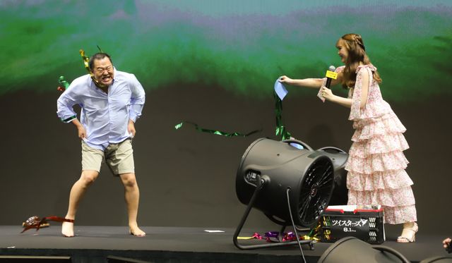 爆風で衣装が！とにかく明るい安村がパンイチになるまで（2枚目）