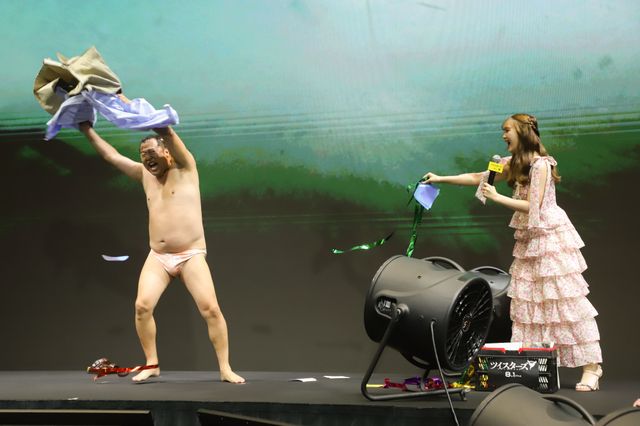 爆風で衣装が！とにかく明るい安村がパンイチになるまで（3枚目）