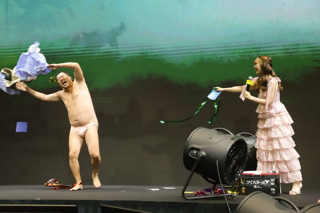 爆風で衣装が！とにかく明るい安村がパンイチになるまで（4枚目）