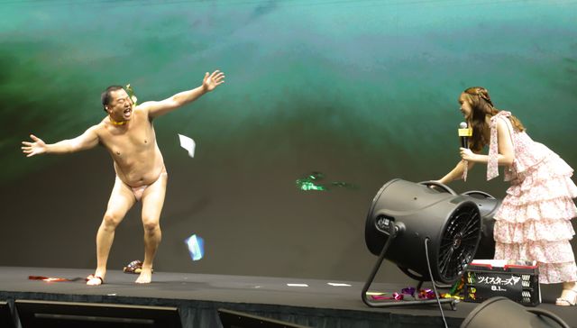 爆風で衣装が！とにかく明るい安村がパンイチになるまで（5枚目）