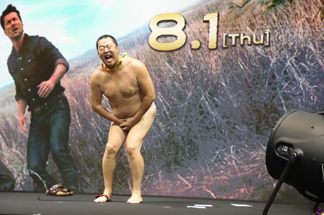 爆風で衣装が！とにかく明るい安村がパンイチになるまで（6枚目）