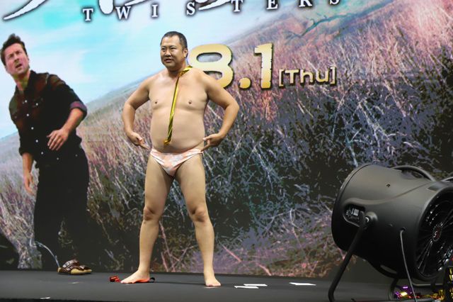 爆風で衣装が！とにかく明るい安村がパンイチになるまで（7枚目）