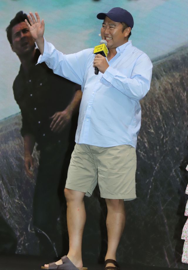 爆風で衣装が！とにかく明るい安村がパンイチになるまで（9枚目）