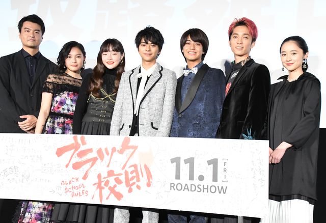 佐藤勝利＆高橋海人、距離が近い！映画『ブラック校則』完成披露舞台あいさつ：フォトギャラリー
