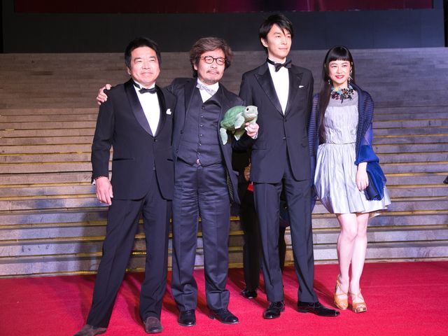 第5回北京国際映画祭に参加した（左から）大月俊倫プロデューサー、園子温監督、長谷川博己、IZUMI