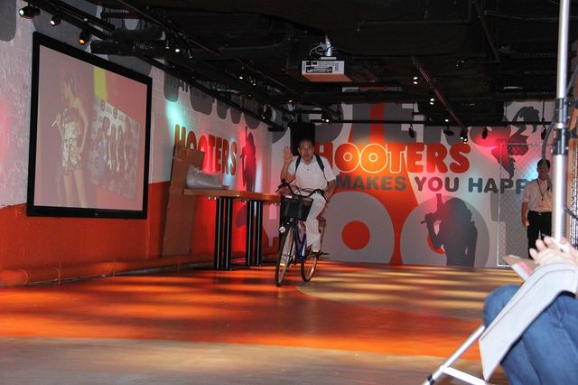 HOOTERSチアリーダーズに囲まれる桐谷さん…写真ギャラリー：フォトギャラリー