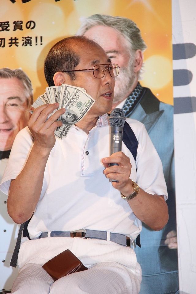 HOOTERSチアリーダーズに囲まれる桐谷さん…写真ギャラリー（5枚目）