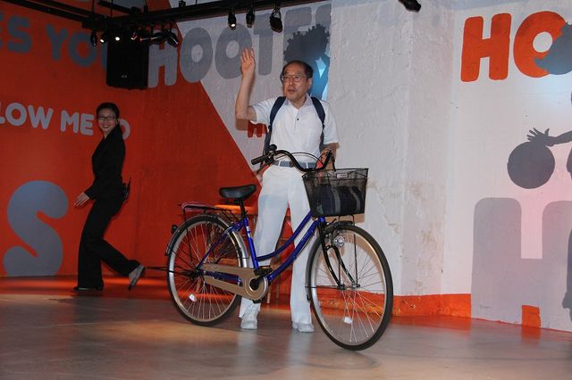 HOOTERSチアリーダーズに囲まれる桐谷さん…写真ギャラリー（12枚目）