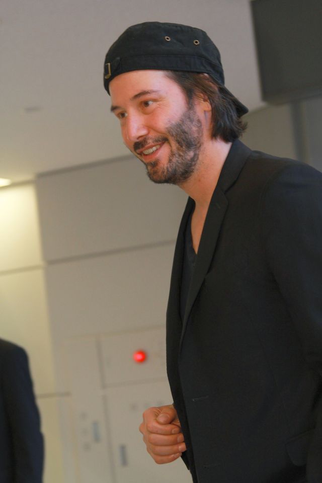 激太り報道があったキアヌ・リーヴス、やせた体型に元通り!!　成田空港には500人のファンがお出迎え!!　画像ギャラリー（8枚目）
