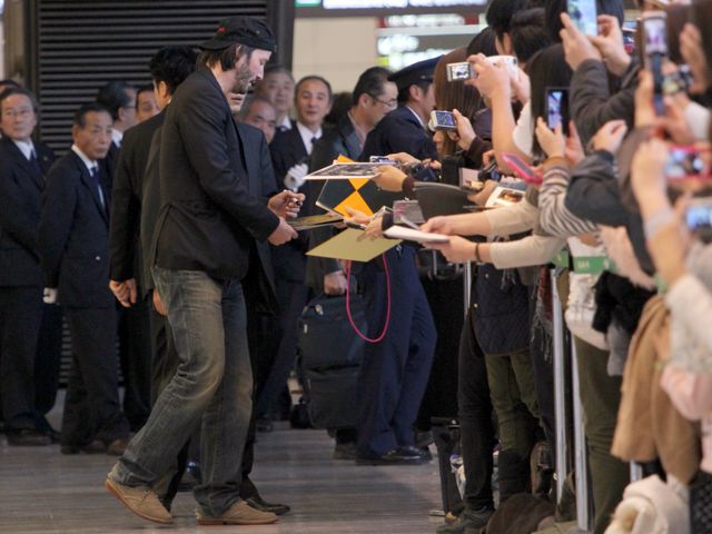 激太り報道があったキアヌ・リーヴス、やせた体型に元通り!!　成田空港には500人のファンがお出迎え!!　画像ギャラリー（11枚目）