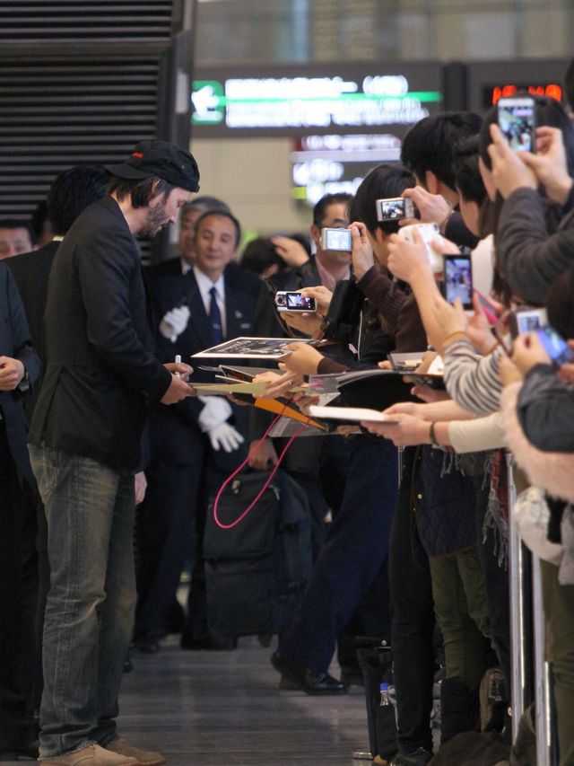 激太り報道があったキアヌ・リーヴス、やせた体型に元通り!!　成田空港には500人のファンがお出迎え!!　画像ギャラリー（12枚目）