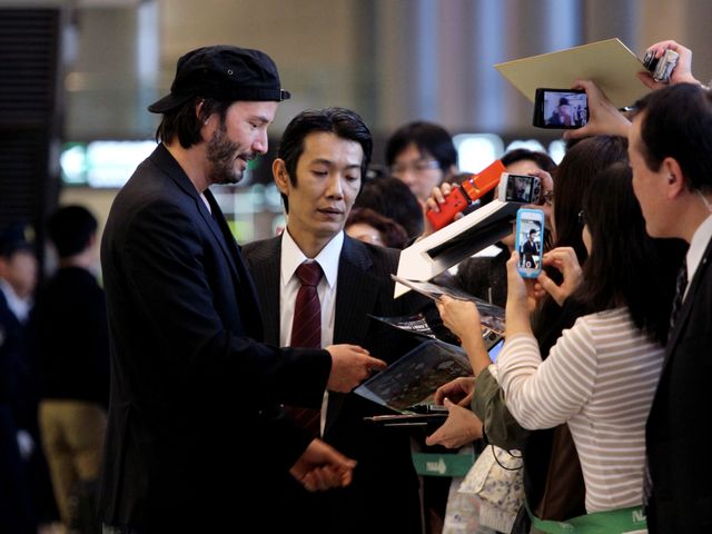 激太り報道があったキアヌ・リーヴス、やせた体型に元通り!!　成田空港には500人のファンがお出迎え!!　画像ギャラリー（13枚目）