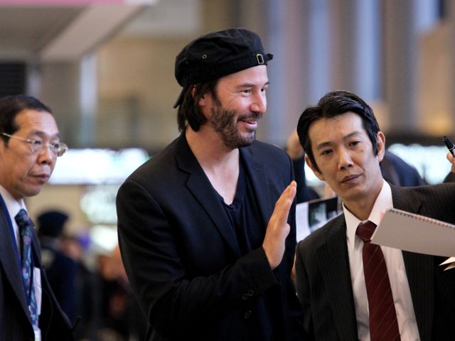 激太り報道があったキアヌ・リーヴス、やせた体型に元通り!!　成田空港には500人のファンがお出迎え!!　画像ギャラリー（16枚目）