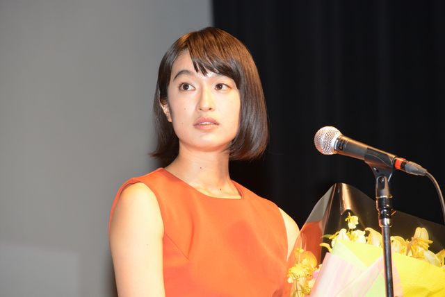 能年玲奈、キティちゃんとハグ！フォトギャラリー（5枚目）