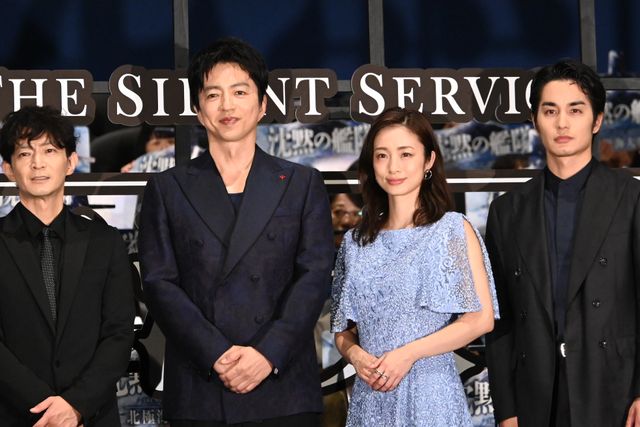 上戸彩、チラリ肩見せ 美麗ドレス披露『沈黙の艦隊　北極海大海戦』初日舞台挨拶：フォトギャラリー