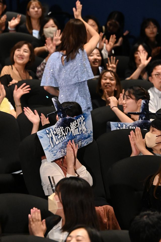 上戸彩、チラリ肩見せ 美麗ドレス披露『沈黙の艦隊　北極海大海戦』初日舞台挨拶（4枚目）