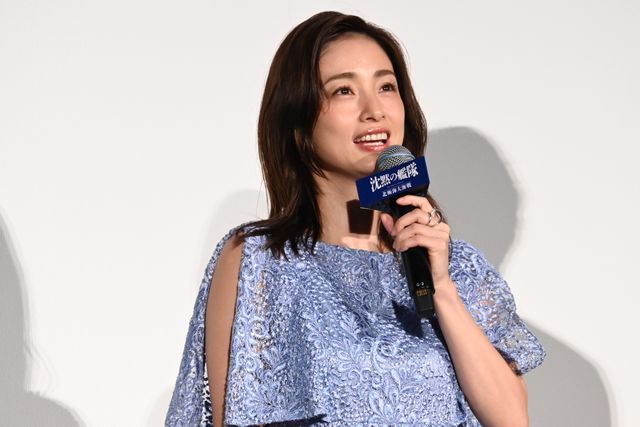 上戸彩、チラリ肩見せ 美麗ドレス披露『沈黙の艦隊　北極海大海戦』初日舞台挨拶（7枚目）