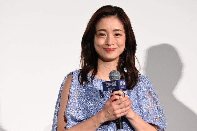 上戸彩、チラリ肩見せ 美麗ドレス披露『沈黙の艦隊　北極海大海戦』初日舞台挨拶（10枚目）