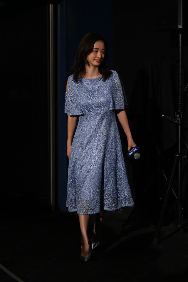上戸彩、チラリ肩見せ 美麗ドレス披露『沈黙の艦隊　北極海大海戦』初日舞台挨拶（24枚目）