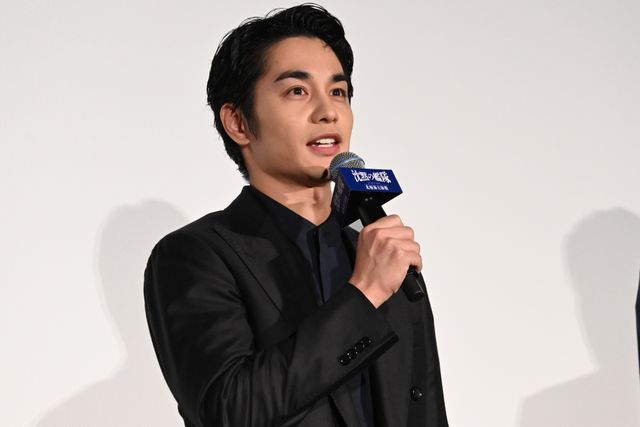 上戸彩、チラリ肩見せ 美麗ドレス披露『沈黙の艦隊　北極海大海戦』初日舞台挨拶（27枚目）