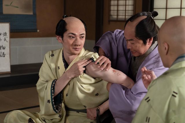 「べらぼう」女装も！キャストが大変身の豪華すぎる劇中劇＜第29回場面写真＞（3枚目）