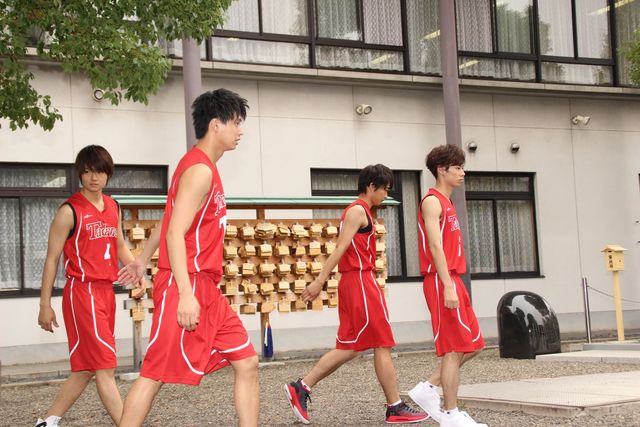 志尊淳＆佐野勇斗らユニフォーム姿で参拝！映画『走れ！T校バスケット部』大ヒット祈願：フォトギャラリー