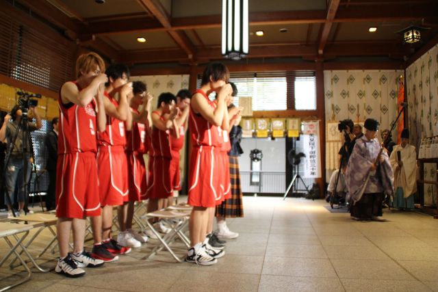 志尊淳＆佐野勇斗らユニフォーム姿で参拝！映画『走れ！T校バスケット部』大ヒット祈願（15枚目）