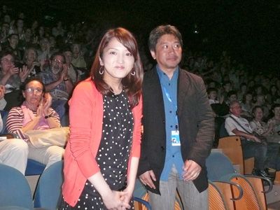 観客の声に応える砂田麻美監督（右後方は是枝裕和）-第59回サンセバスチャン国際映画祭