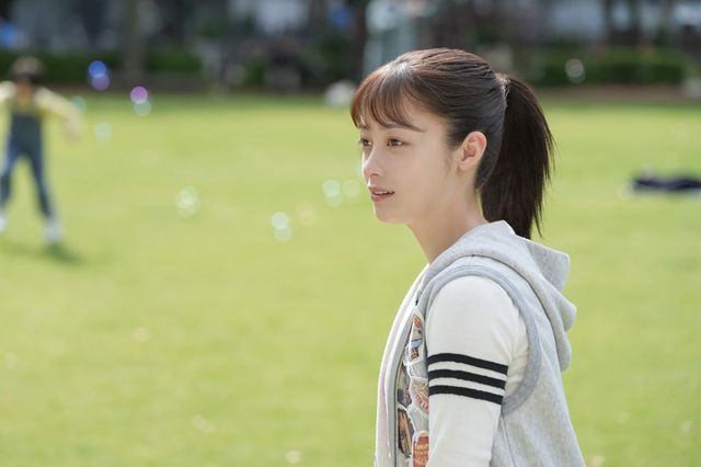 ルーリー（みりちゃむ）から結（橋本環奈）にメールが…朝ドラ「おむすび」第10回：フォトギャラリー