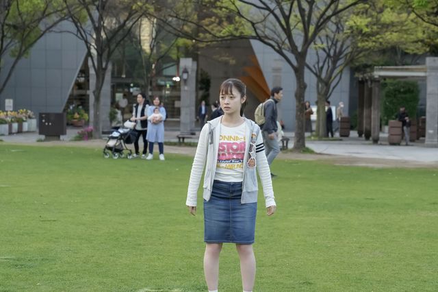 ルーリー（みりちゃむ）から結（橋本環奈）にメールが…朝ドラ「おむすび」第10回（2枚目）
