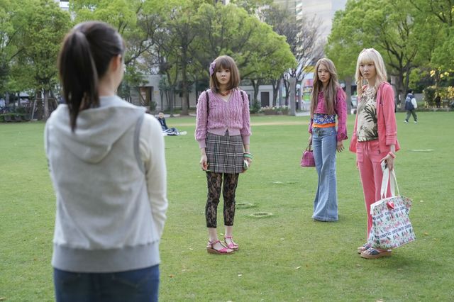 ルーリー（みりちゃむ）から結（橋本環奈）にメールが…朝ドラ「おむすび」第10回（4枚目）