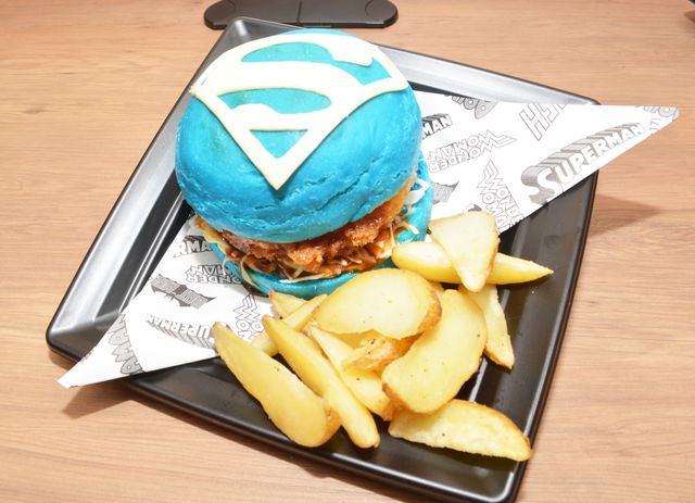 これがスーパーマンバーガーだ!東京コミコンDCカフェメニュー:フォトギャラリー