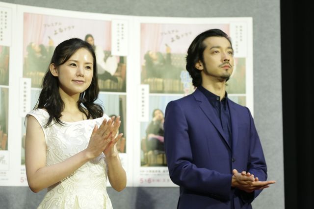 小西真奈美と金子ノブアキが腕を組んでニッコリ！　ドラマ「喰う寝るふたり 住むふたり」会見フォトギャラリー（3枚目）