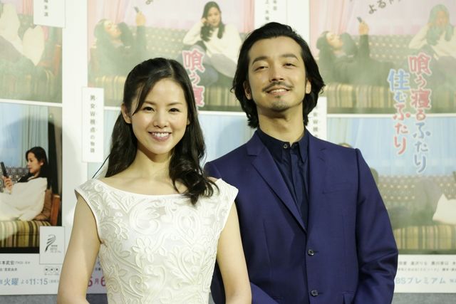 小西真奈美と金子ノブアキが腕を組んでニッコリ！　ドラマ「喰う寝るふたり 住むふたり」会見フォトギャラリー（6枚目）