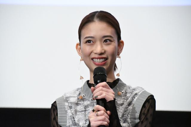 松井玲奈、色紙プレゼントに喜び絶叫！『魔女見習いをさがして』大ヒット御礼舞台あいさつ：フォトギャラリー
