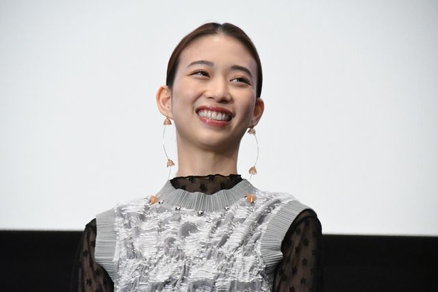 松井玲奈、色紙プレゼントに喜び絶叫！『魔女見習いをさがして』大ヒット御礼舞台あいさつ（2枚目）