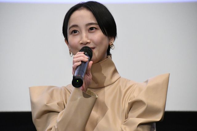 松井玲奈、色紙プレゼントに喜び絶叫！『魔女見習いをさがして』大ヒット御礼舞台あいさつ（3枚目）