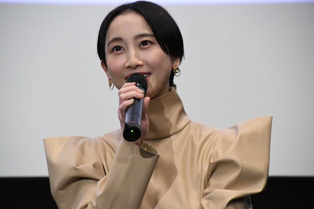 松井玲奈、色紙プレゼントに喜び絶叫！『魔女見習いをさがして』大ヒット御礼舞台あいさつ（4枚目）