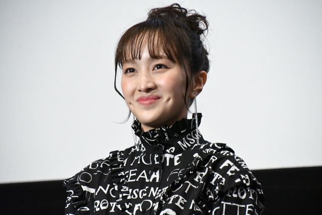 松井玲奈、色紙プレゼントに喜び絶叫！『魔女見習いをさがして』大ヒット御礼舞台あいさつ（5枚目）