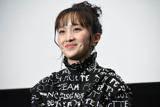 松井玲奈、色紙プレゼントに喜び絶叫！『魔女見習いをさがして』大ヒット御礼舞台あいさつ（6枚目）