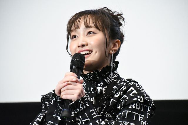 松井玲奈、色紙プレゼントに喜び絶叫！『魔女見習いをさがして』大ヒット御礼舞台あいさつ（8枚目）