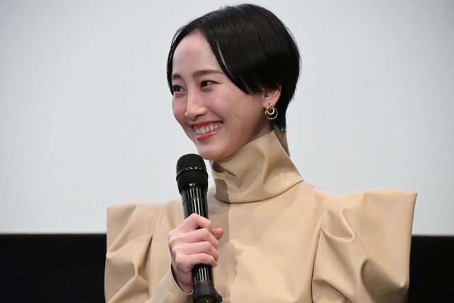 松井玲奈、色紙プレゼントに喜び絶叫！『魔女見習いをさがして』大ヒット御礼舞台あいさつ（9枚目）