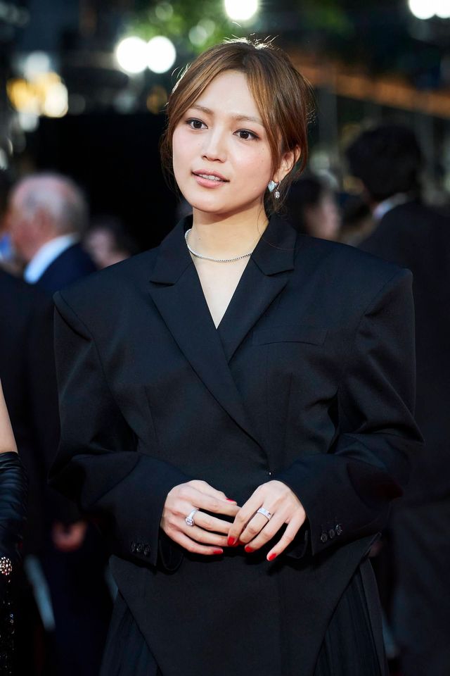 川口春奈、激変！奇抜ファッションでレッドカーペットに登場（5枚目）