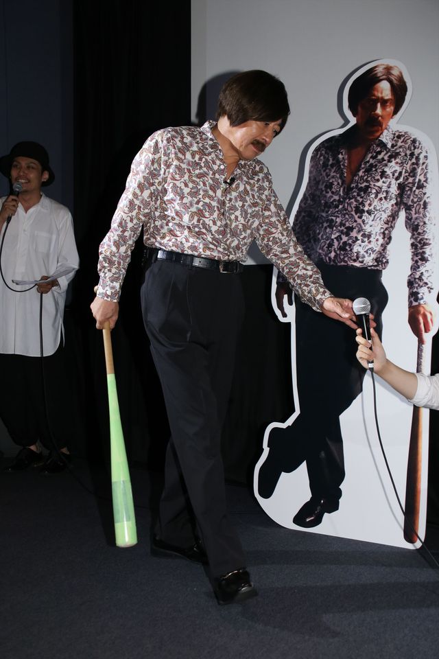 似てる？ニコラス・ケイジのマネをするモト冬樹　つけ髭＆かつらありバージョン：フォトギャラリー