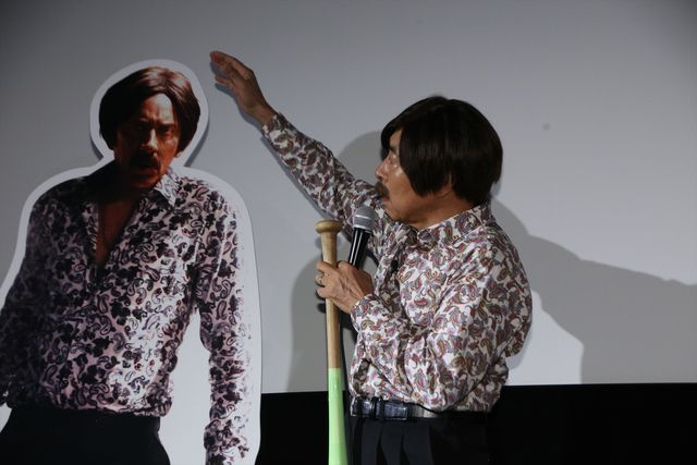 似てる？ニコラス・ケイジのマネをするモト冬樹　つけ髭＆かつらありバージョン（4枚目）