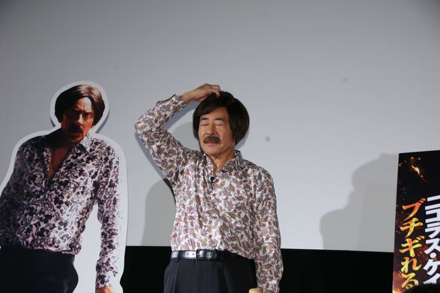 似てる？ニコラス・ケイジのマネをするモト冬樹　つけ髭＆かつらありバージョン（9枚目）