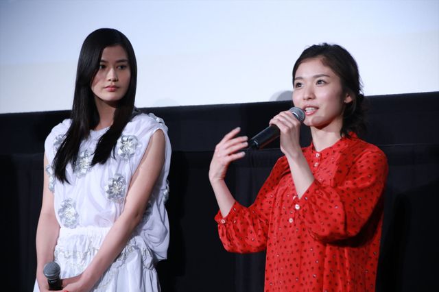 橋本愛、親友・松岡茉優とハグ！『リトル・フォレスト 冬・春』初日（7枚目）