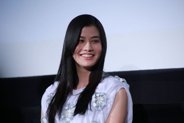 橋本愛、親友・松岡茉優とハグ！『リトル・フォレスト 冬・春』初日（11枚目）