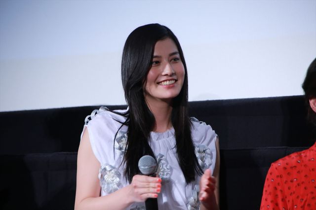 橋本愛、親友・松岡茉優とハグ！『リトル・フォレスト 冬・春』初日（12枚目）