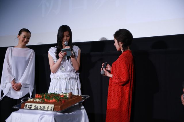 橋本愛、親友・松岡茉優とハグ！『リトル・フォレスト 冬・春』初日（16枚目）